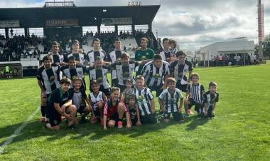 Blanco y Negro fue el único equipo local en sumar puntos: empataron 4 a 4 con Peñarol de Pigue