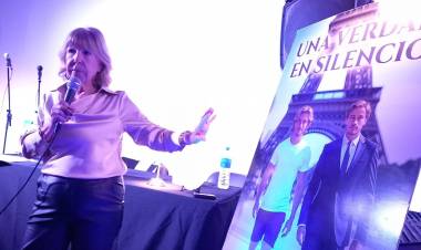 El Sábado 13 la escritora Cristina Adassus presentó su último trabajo, el libro "Una Verdad en Silencio"