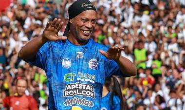 Ronaldinho regresa al fútbol con 46 años: firmó con un equipo italiano
