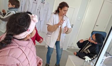 Alumnos de la Escuela de Educación Especial visitaron el Materno Infantil del Hospital Municipal "Dr. Raúl Caccavo"