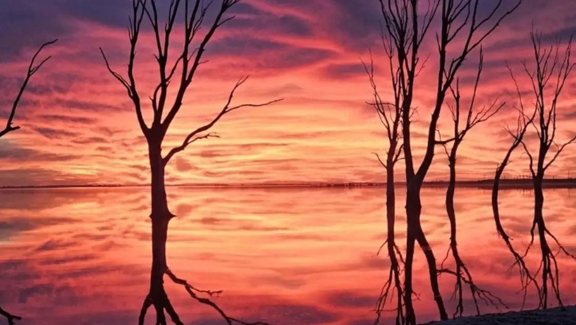 Los 4 motivos que hacen únicos a los atardeceres de Epecuén