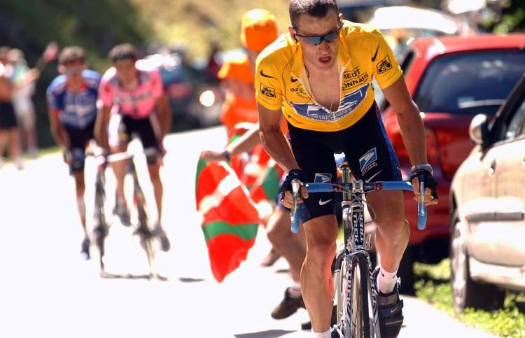 Lance Armstrong fue denunciado de tener motor en su bicicleta
