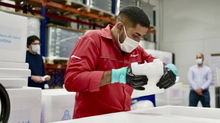 Llegaron al país 864 mil dosis de vacunas contra el covid del Fondo Covax