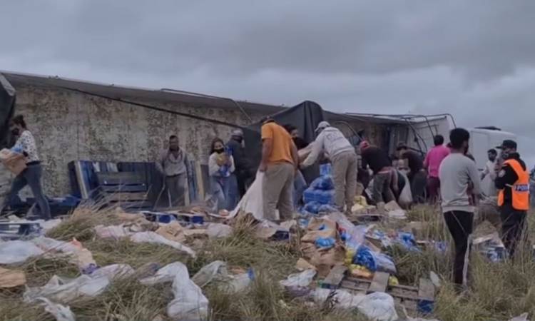 Saquearon la mercadería de un camión volcado sobre la ruta 51