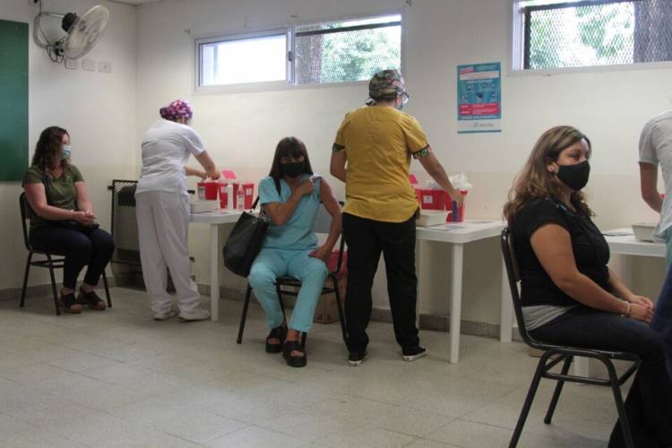 Los bonaerenses menores de 40 empiezan a ser vacunados antes de fin de mes