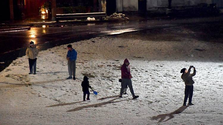 La intensa nevada en Córdoba llegó a la capital por primera vez en 14 años