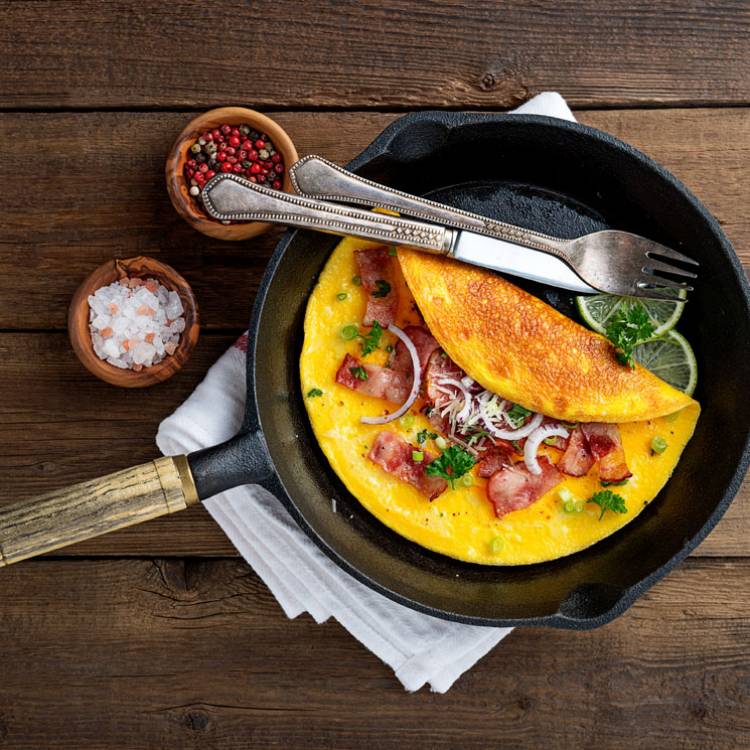 Tortilla francesa con beicon y cebolla morada