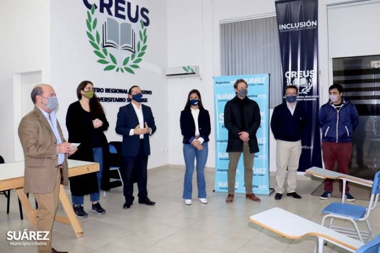 El Intendente Moccero entregó más de 1.500.000 pesos en becas a estudiantes del distrito