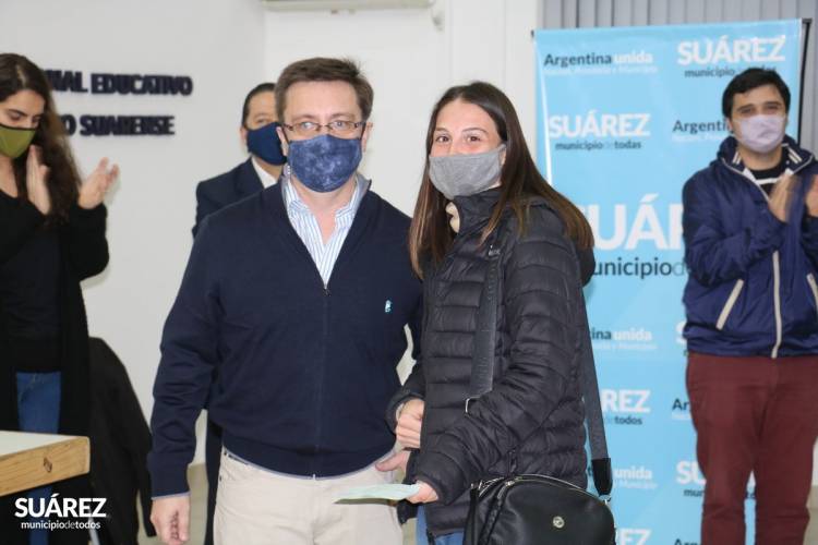 El Intendente Moccero entregó más de 1.500.000 pesos en becas a estudiantes del distrito