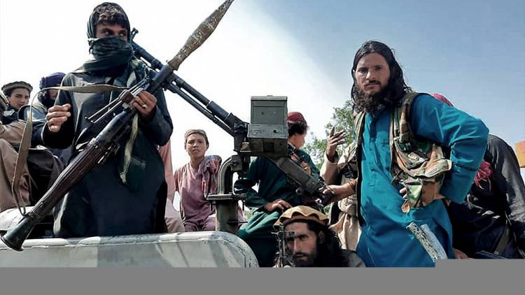 Pakistán cerró sus pasos fronterizos con Afganistán para evitar el flujo migratorio