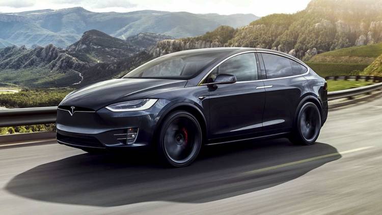 Condenan a Tesla a pagar 137 millones de dólares a exempleado víctima de racismo