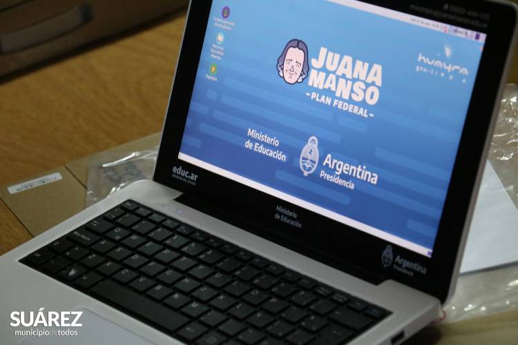 Alumnos de la Escuela Secundaria N° 11 de Pasman recibieron netbooks del programa “Juana Manso”