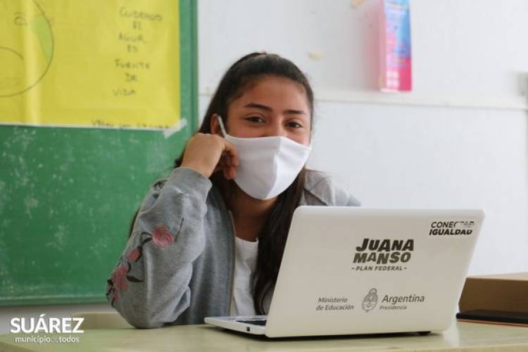 Alumnos de la Escuela Secundaria N° 11 de Pasman recibieron netbooks del programa “Juana Manso”