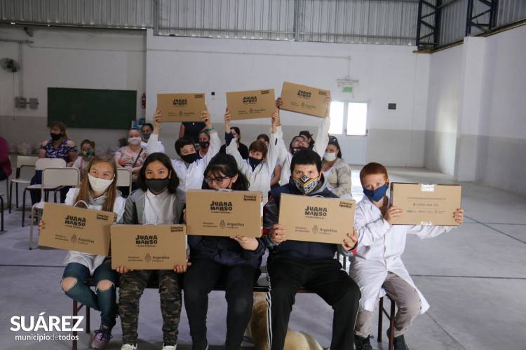 Más escuelas del distrito recibieron su netbook del programa “Juana Manso”