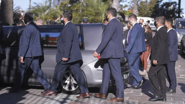 Condenaron al empleado de la funeraria que se sacó una foto con el cuerpo de Maradona