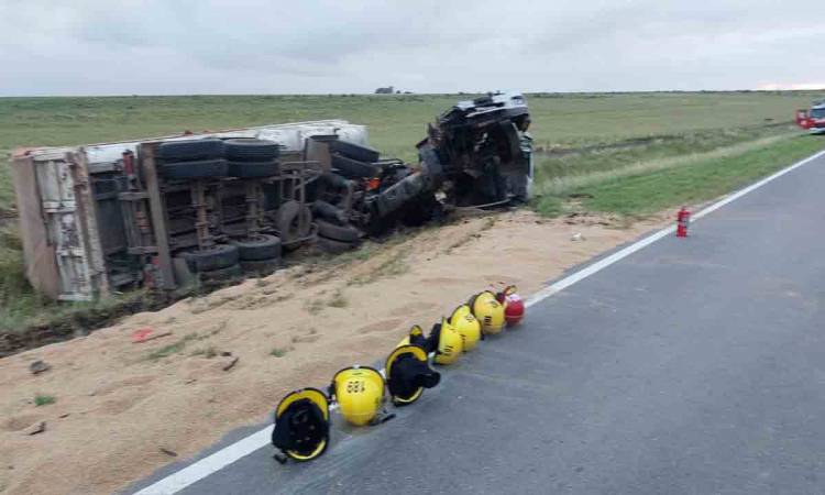 Choque de camiones en la Ruta 35: uno terminó volcando