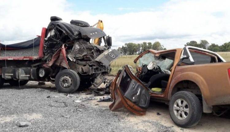 Milagroso choque entre dos camiones y una camioneta en Ruta 51