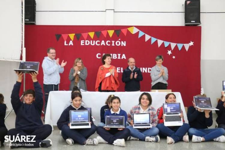 Entrega de computadoras para alumnos de la secundaria N° 2 de Santa María y de la N° 5 de Santa Trinidad 