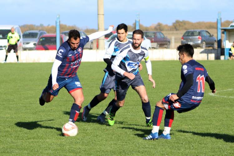 El Progreso goleó a Peñarol de Pigue en una tarde fría y ventosa - 10ma Fecha L.R.F - 