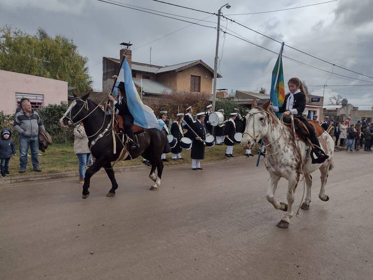 FM Suarense dijo presente en el desfile del 25 de Mayo, en Villa Belgrano
