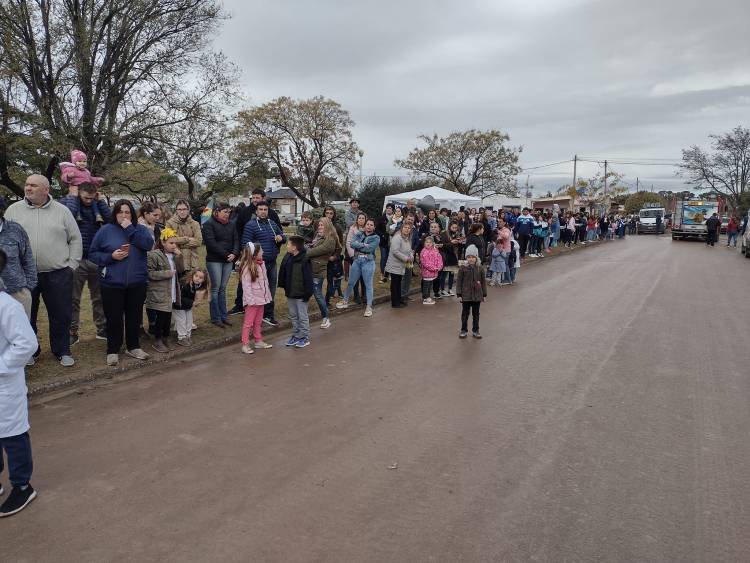 FM Suarense dijo presente en el desfile del 25 de Mayo, en Villa Belgrano