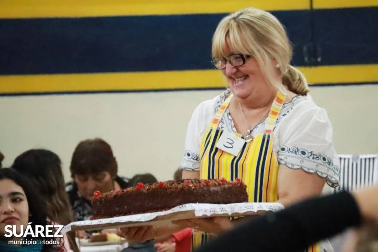 Multitudinario café con tortas organizado por la Comparsa de Personas Mayores