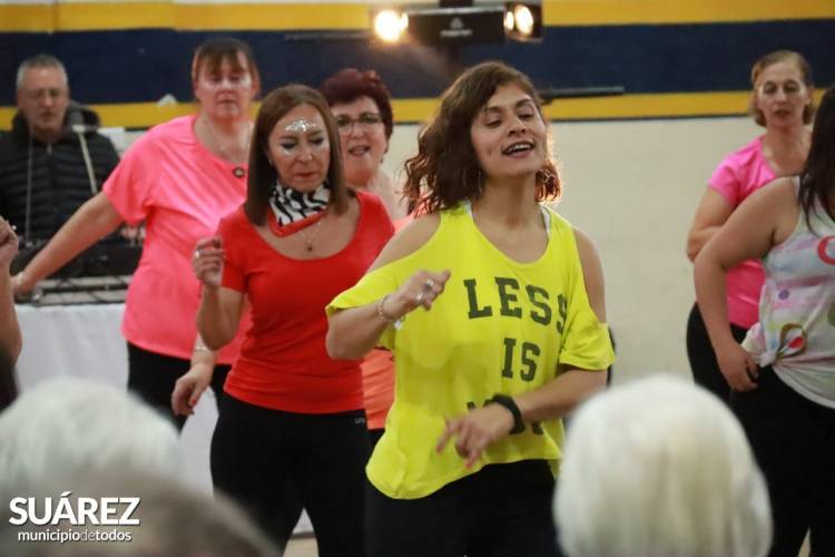 Multitudinario café con tortas organizado por la Comparsa de Personas Mayores