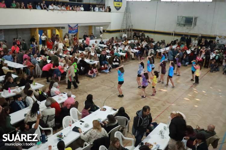 Multitudinario café con tortas organizado por la Comparsa de Personas Mayores