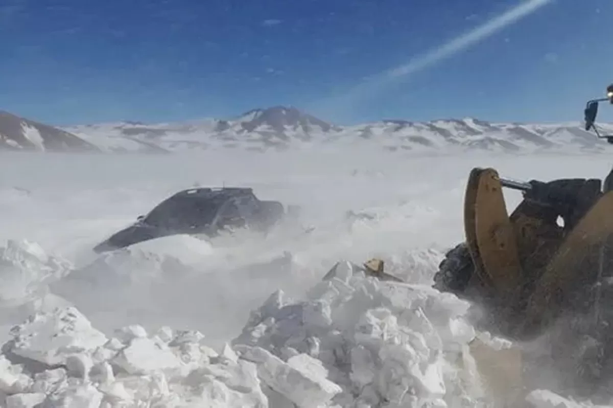 Rescatan a familia cordobesa que estuvo tres días varada dentro de un auto en la nieve