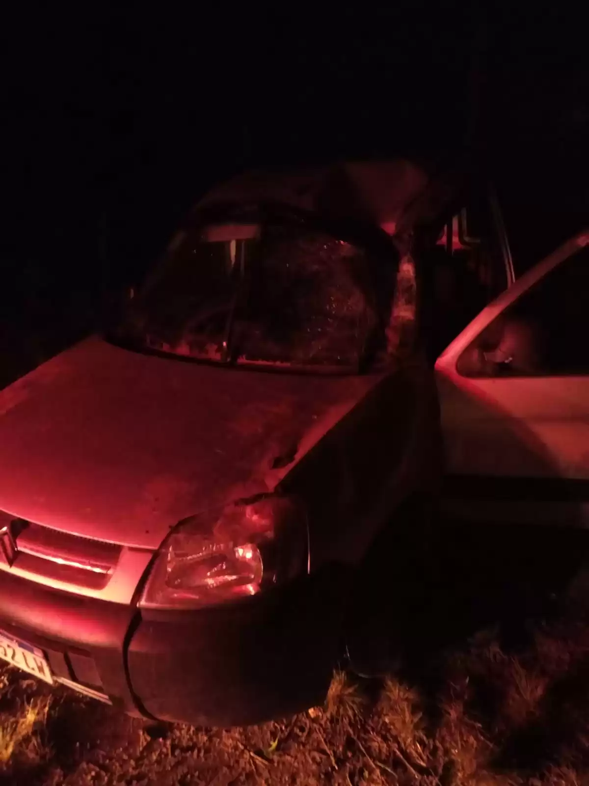 Ruta 51: lo encandiló un camión y terminó volcando