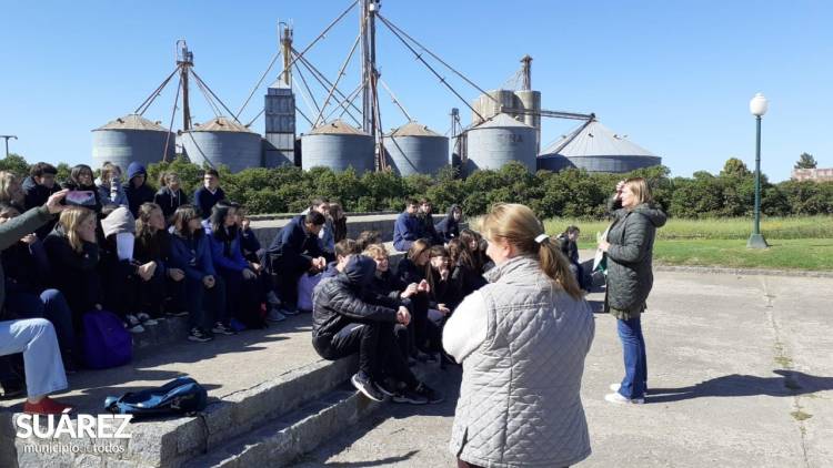Estudiantes del Instituto José Manuel Estrada recorrieron los lugares más emblemáticos e históricos de la ciudad