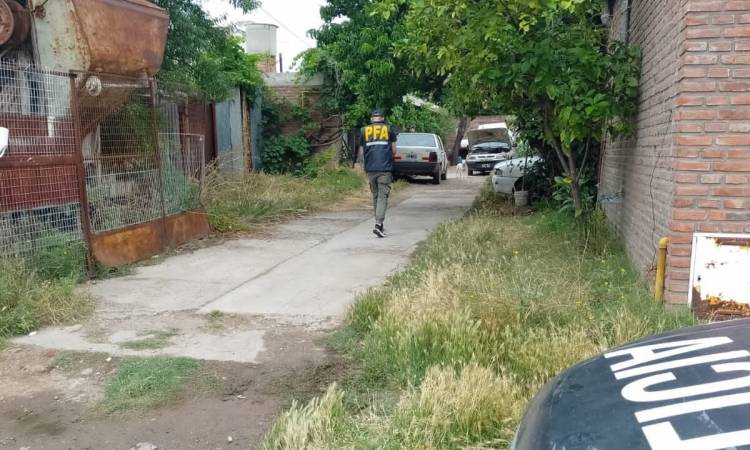  Allanaron la casa de un policía por pornografía infantil en Villa Soldati