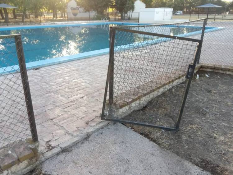 Destrozos en el predio de pileta y parque del Club Boca Juniors