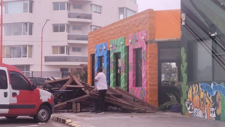 El fuerte viento tiró todo un parador en Monte Hermoso