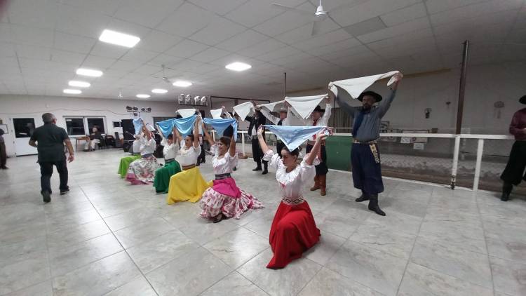 Peña folklorica organizada por la cooperadora del Hogar de Ancianos "Domingo Goñi"