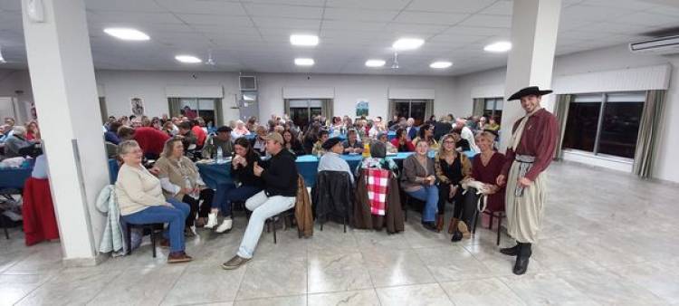Peña folklorica organizada por la cooperadora del Hogar de Ancianos "Domingo Goñi"