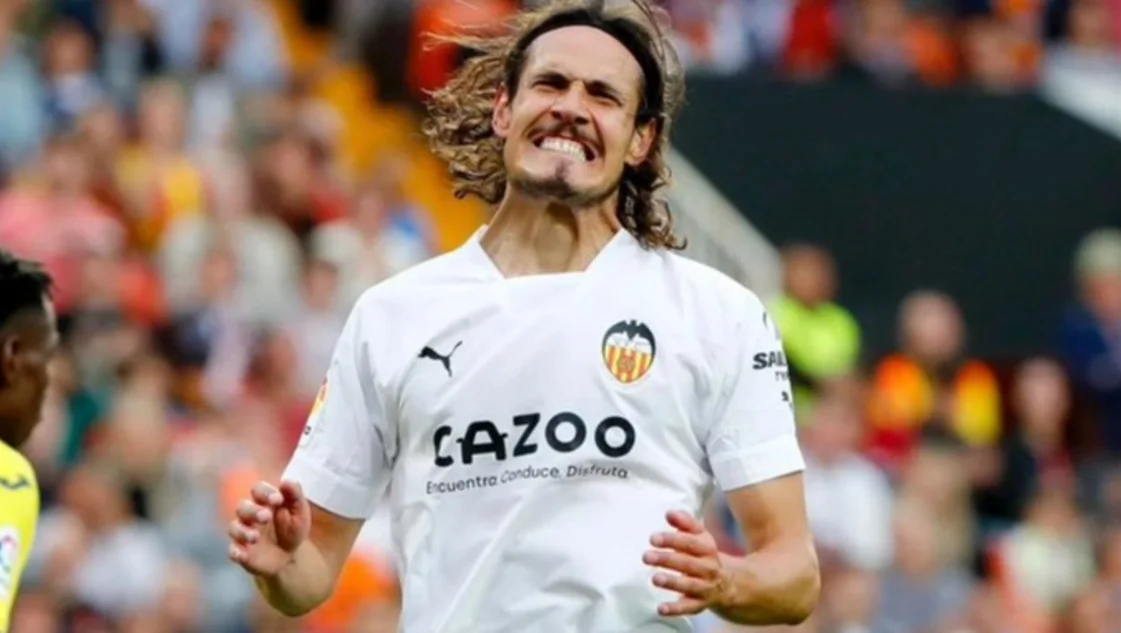 Cavani no entrenó en Valencia y los rumores de Boca se agigantan