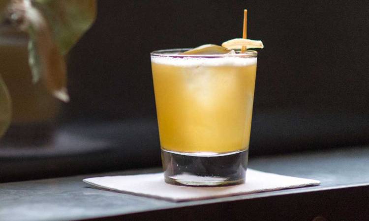 Ideal para el frío: el trago que combina whisky, limón, jengibre y miel