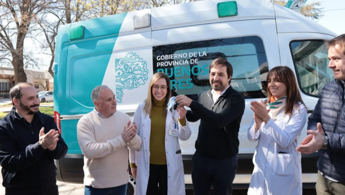 El ministro Kreplak completó la entrega de seis ambulancias para distritos de la zona