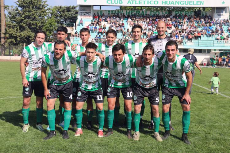 Se jugaron los 4tos de final y solo Atlético Huanguelén continúa representando al distrito.