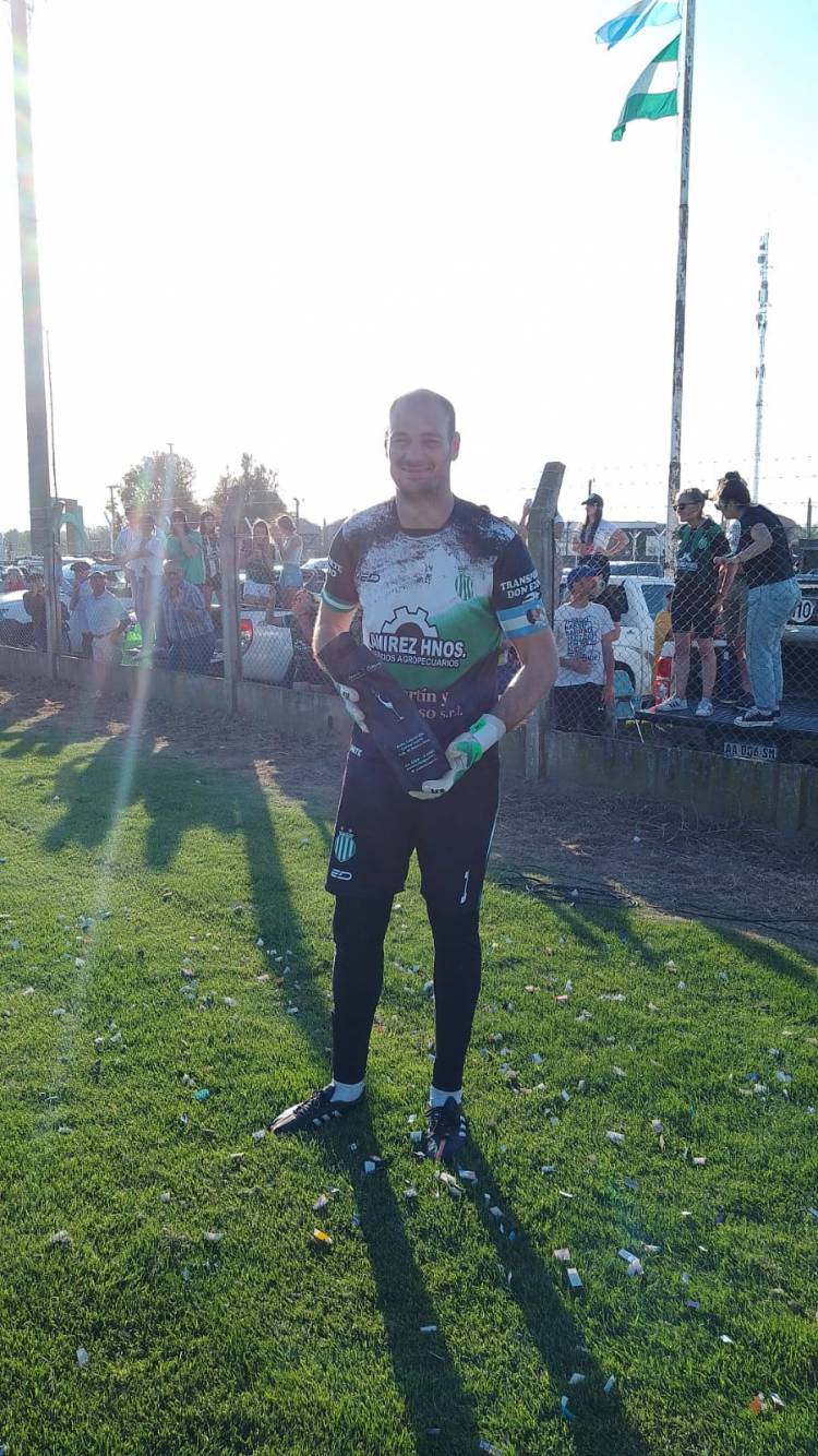 Se jugaron los 4tos de final y solo Atlético Huanguelén continúa representando al distrito.