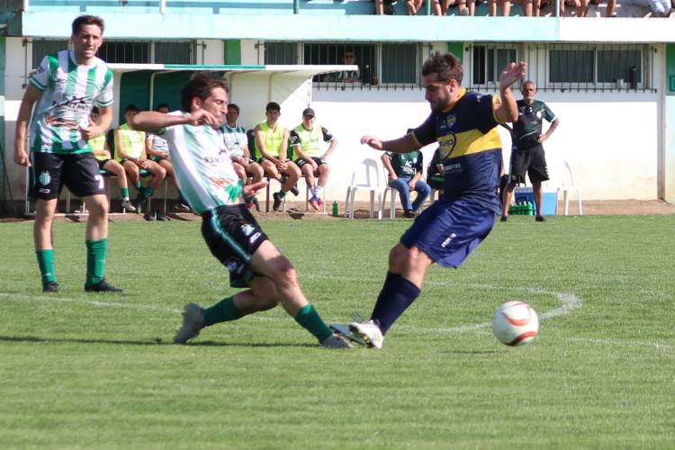 Se jugaron los 4tos de final y solo Atlético Huanguelén continúa representando al distrito.