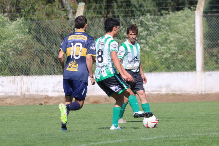 Se jugaron los 4tos de final y solo Atlético Huanguelén continúa representando al distrito.