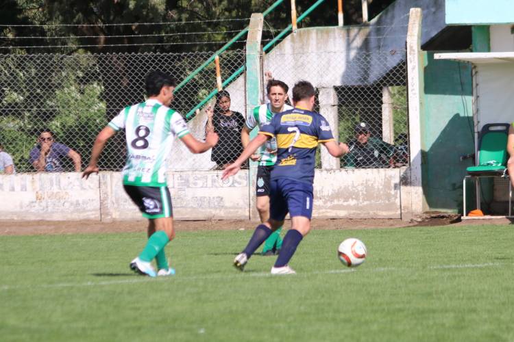Se jugaron los 4tos de final y solo Atlético Huanguelén continúa representando al distrito.