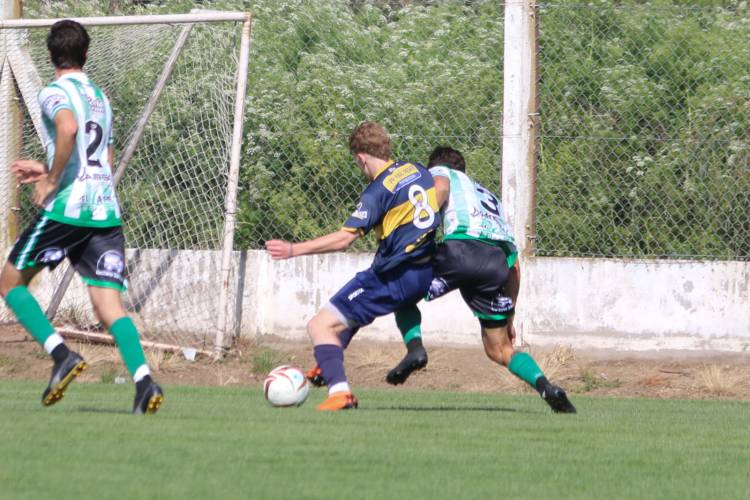 Se jugaron los 4tos de final y solo Atlético Huanguelén continúa representando al distrito.