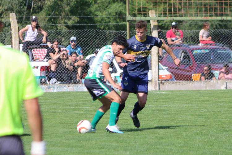 Se jugaron los 4tos de final y solo Atlético Huanguelén continúa representando al distrito.