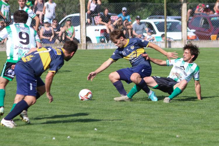 Se jugaron los 4tos de final y solo Atlético Huanguelén continúa representando al distrito.