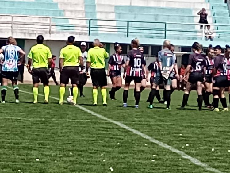 Se jugaron los 4tos de final y solo Atlético Huanguelén continúa representando al distrito.