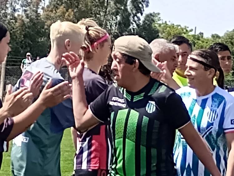 Se jugaron los 4tos de final y solo Atlético Huanguelén continúa representando al distrito.