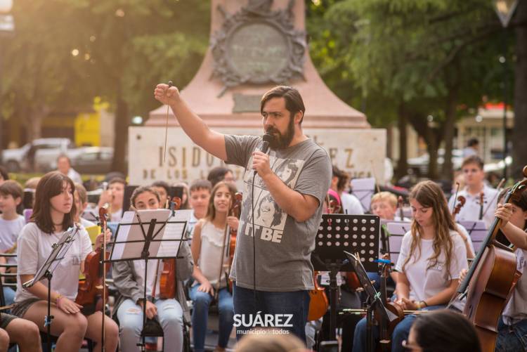 La Orquesta Escuela de Coronel Suárez cerró el año con un multitudinario concierto